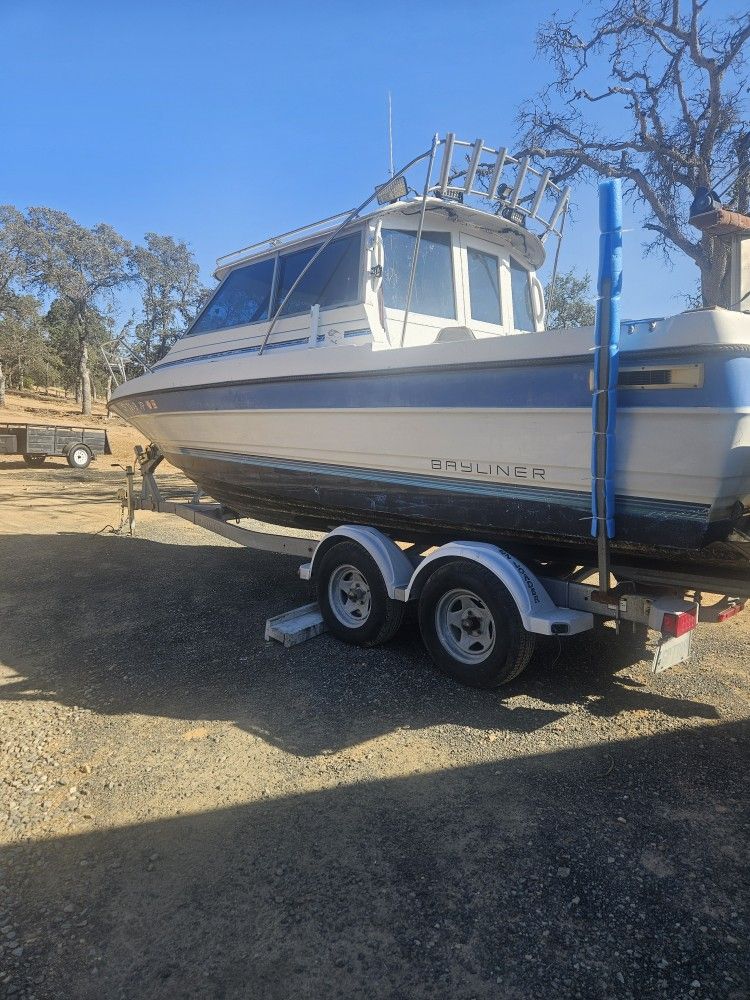 1988 Bayliner Trophy 24 ft