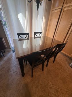 Dining Table with 4Chairs and center leaf