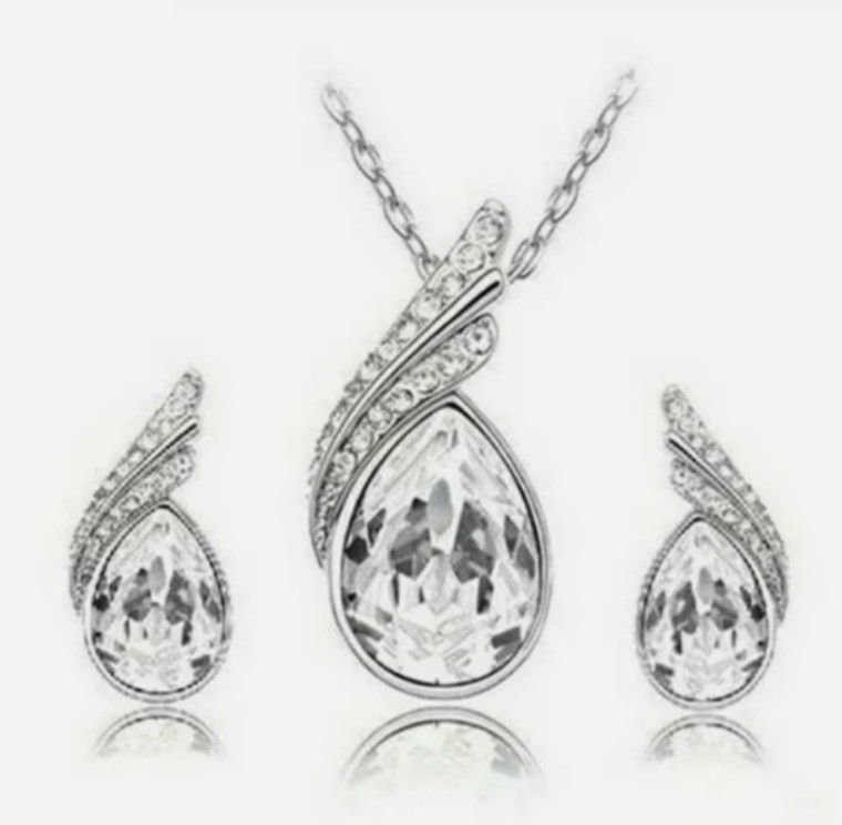 NWT Crystal Necklace And Earrings Set