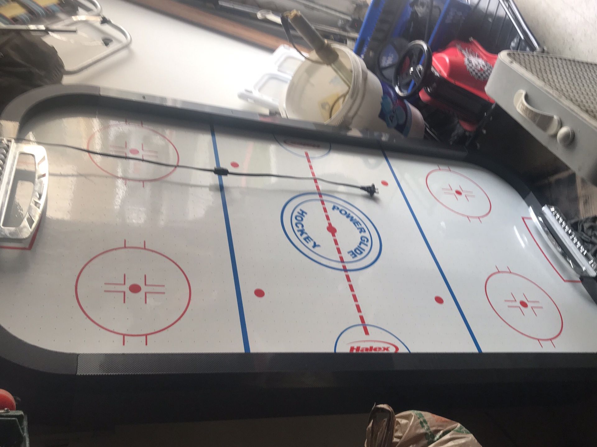 AIR HOCKEY TABLE 5-1/2 FOOT LONG X 36 INCHES WIDE X 32” INCHES TALL. COMES WITH 2 HANDLES AND 1 PUCK