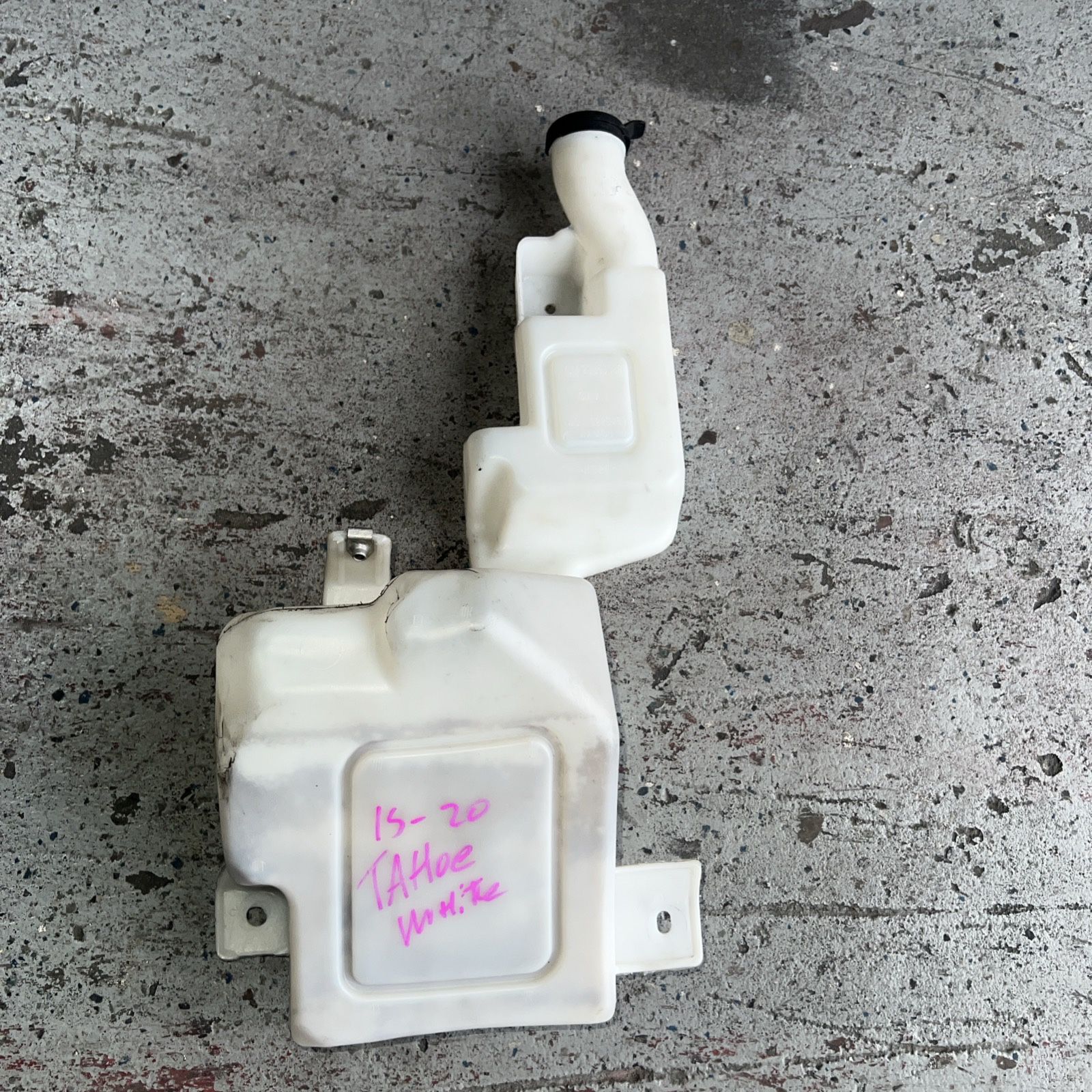 2015-2020 CHEVROLET SUBURBAN TAHOE WINDSHIELD WASHER RESERVOIR TANK BOTTLE OEM