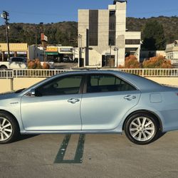 2014 Toyota Camry XLE Hybrid (great condition!)