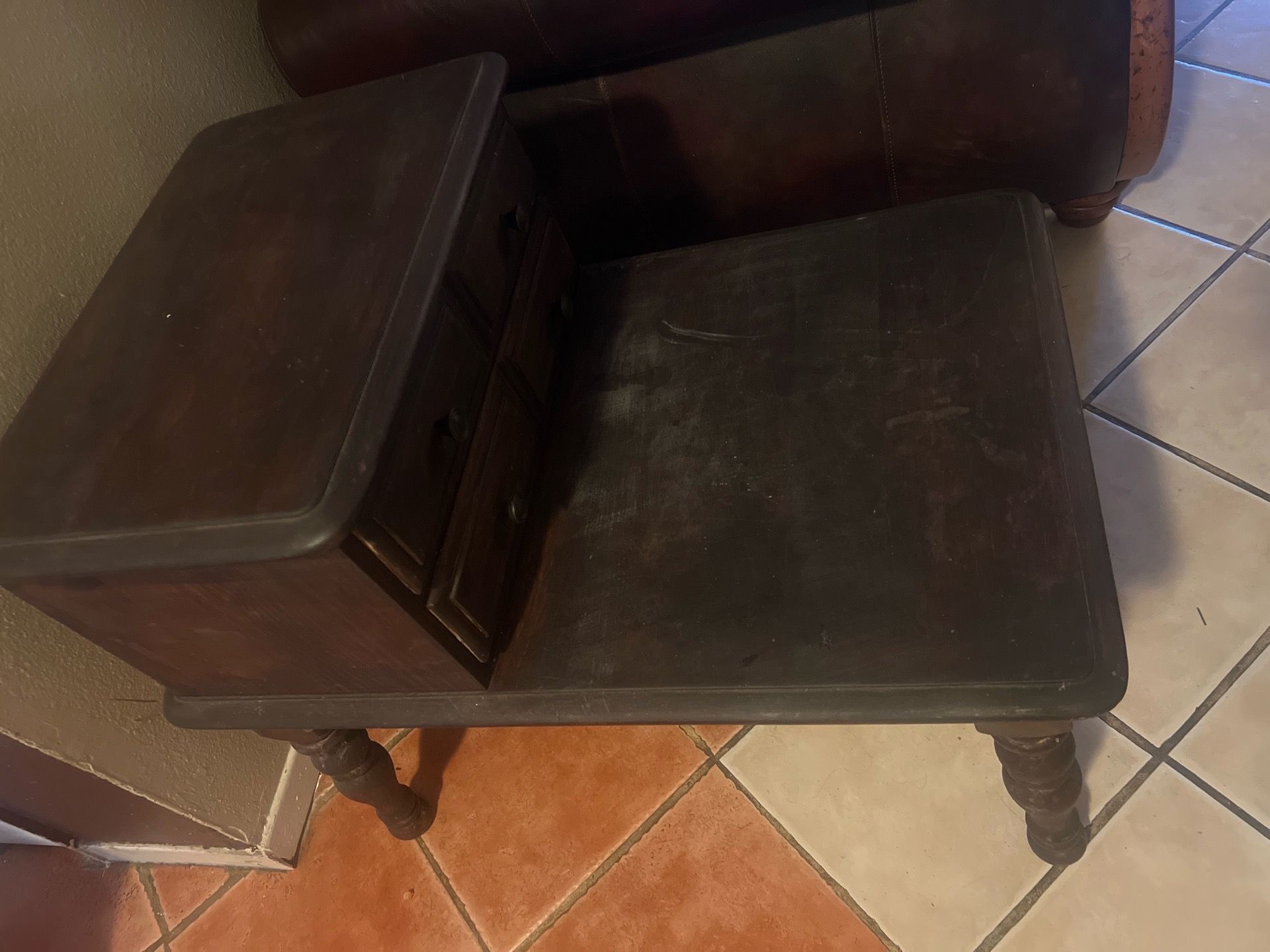 End table/side table with drawers