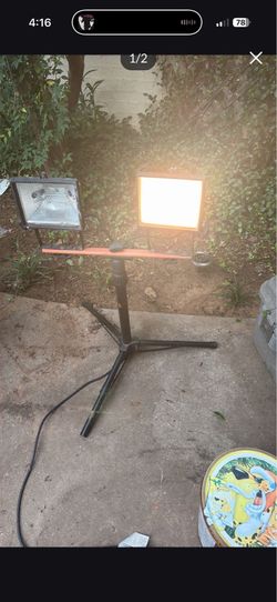 Tripod Worklight,one bulb dead.  S.W.Arl