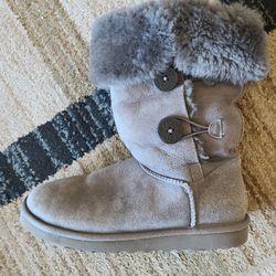 UGGS size 9..GUC $20
