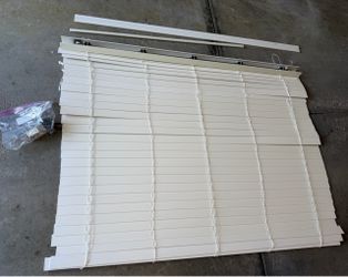 White Horizontal Window Blinds in good shape! 58” wide by about 4’ long. Comes with hardware.