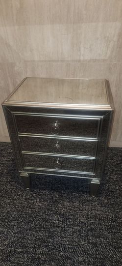 Modern Mirrored 3-Drawer Nightstand / End Table 15x22x28
Some small cracks like show in pictures
