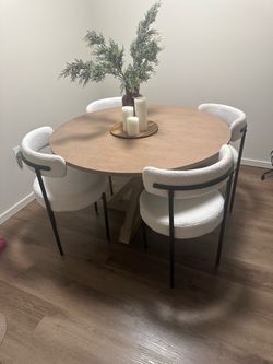 Modern Style Round Dinning Table and Chairs