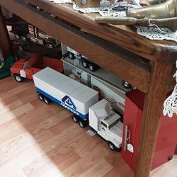 Oak Sofa Table - Located In Shelton 