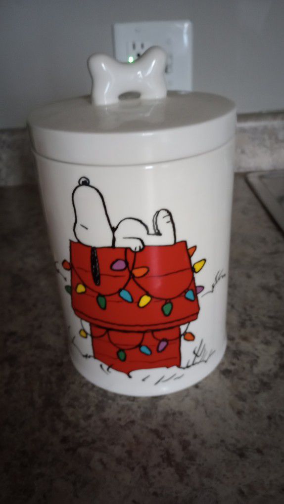 This is a fantastic Snoopy Peanuts Christmas Treat Cookie Jar, featuring a cute design of Snoopy 