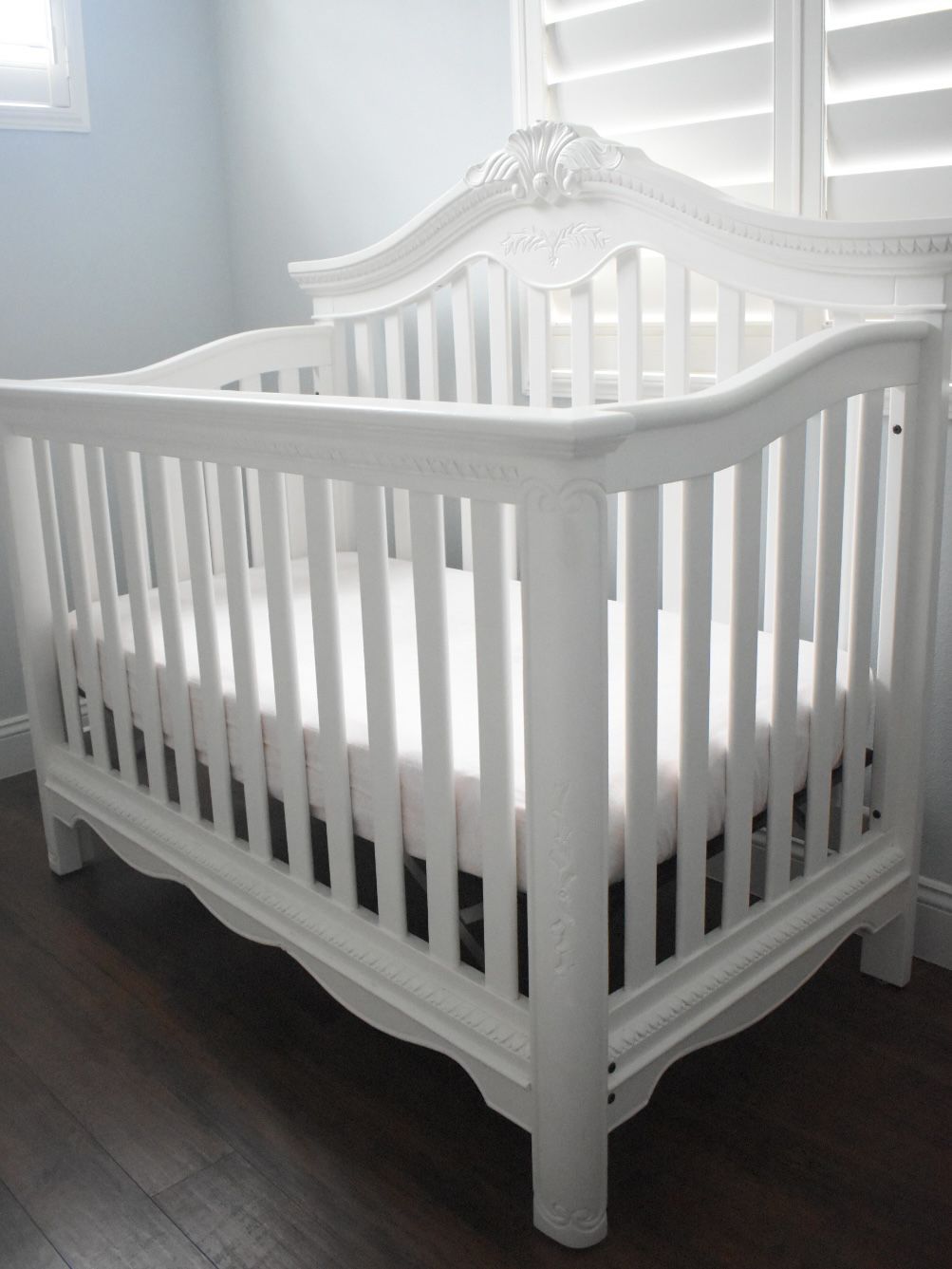 White Vintage Design Baby Crib