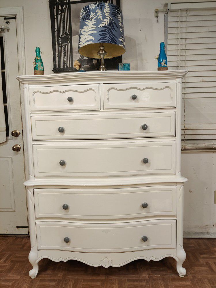 Solid wood BASSETT FURNITURE big chest dresser with 6 drawers in good condition all drawers working, dovetail drawers, driveway pickup.
L45"*W20.5"*H5
