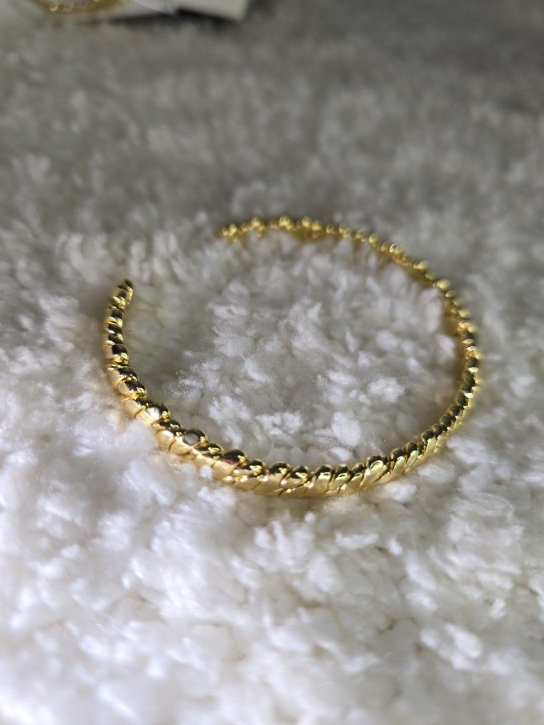 Luxury Baguette Gold Cuff Bracelet β Adjustable, Trendy & Elegant