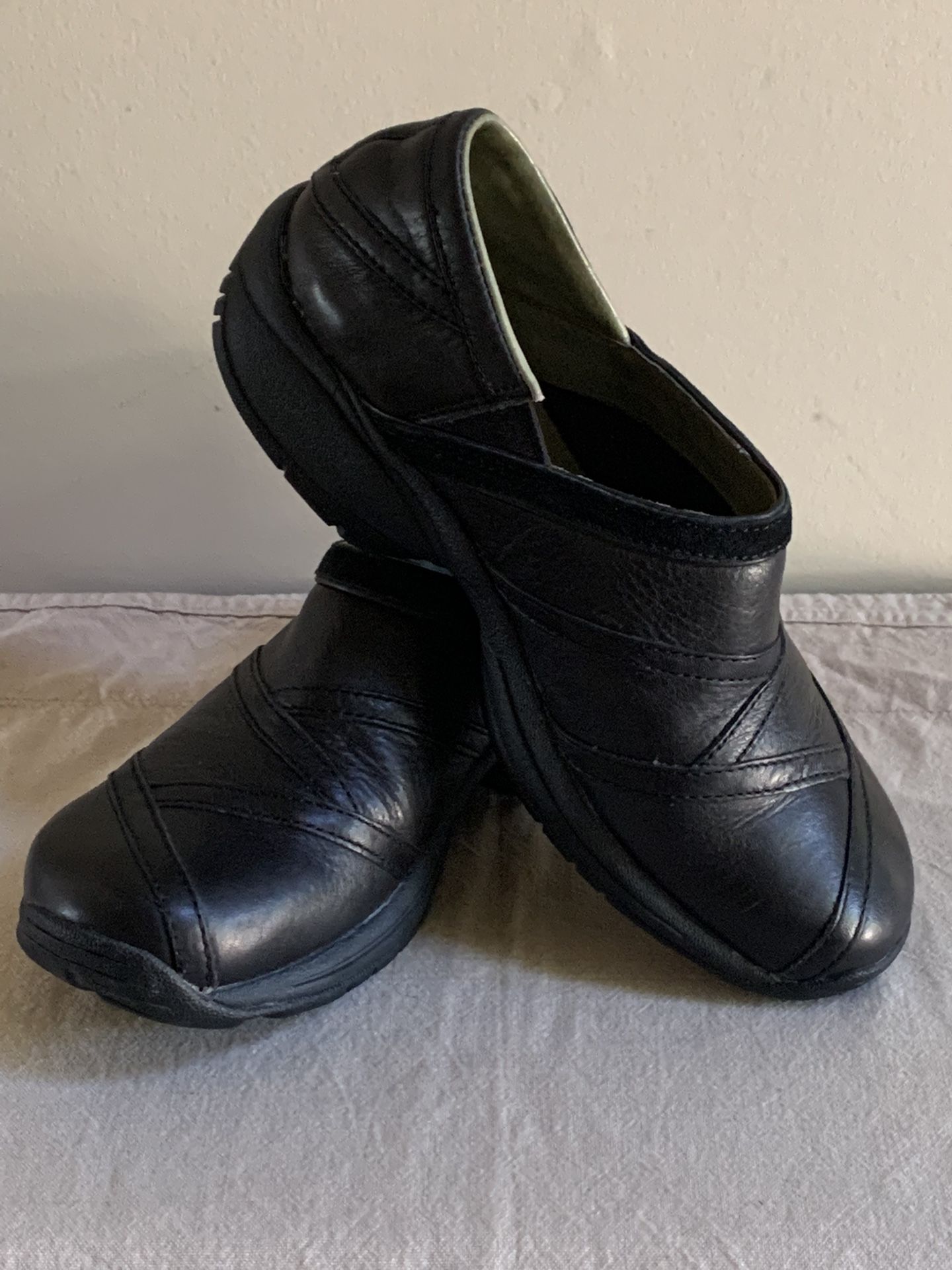 Merrell Womens 7.5 Black Leather Slip On Mules EUC