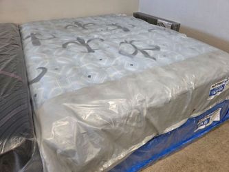Stearns & Foster Estate Firm Queen Mattress New!