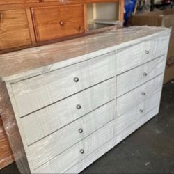 Brand New 8 Drawer Dressor