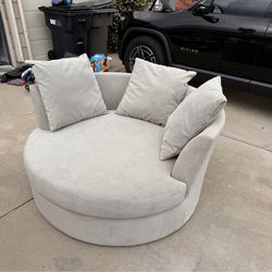 Z gallery cuddle swivel chair