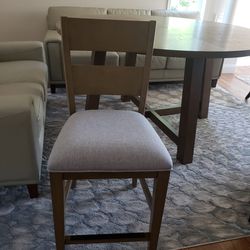 Table With 6 Chairs Like New!