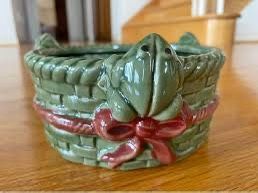 BEAUTIFUL CERAMIC PLANTER FEATURING FROG HAND GLAZED - NEW