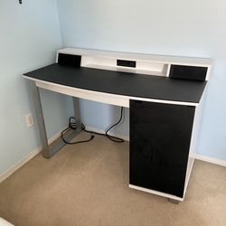 Bell'O Enterprise Desk with Speakers & Charging Station. White/Black