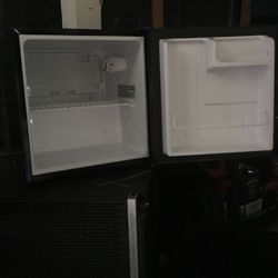 Magic chef mini bar Refrigerator - excellent-new