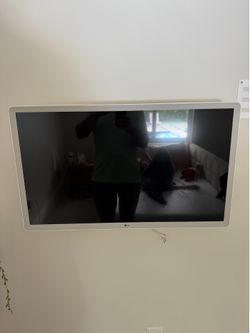 32 inch LG LED TV with wall mount
