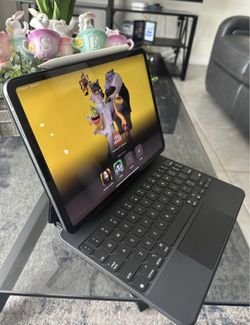 iPad Pro 11” 256GB Bundle – Magic Keyboard + Apple Pencil (Excellent)