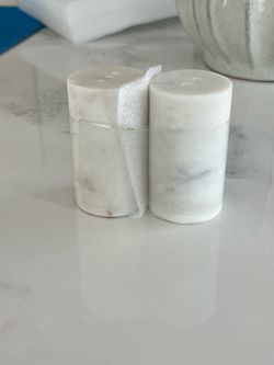 Threshold salt and pepper shaker