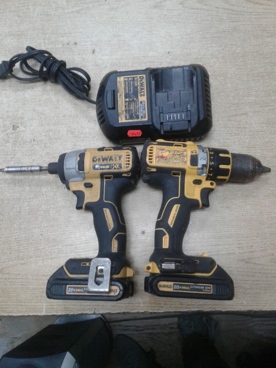 DEWALT DCK283D2 20V MAX XR Li-Ion Cordless Brushless Drill/Driver & Impact Driver Combo Kit