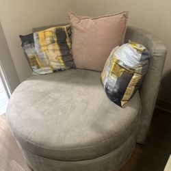 Rooms To go Grey Swivel Chair 