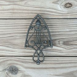 Vintage Virginia Metalcrafters Lyre/Pineapple Cast Iron Trivet