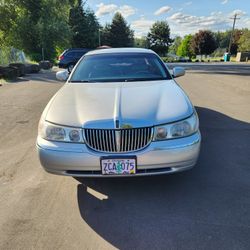 2002 Lincoln Town car (Cartier)