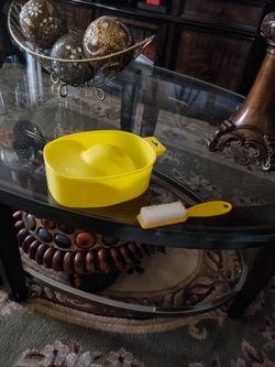 Manicure bowl and brush
