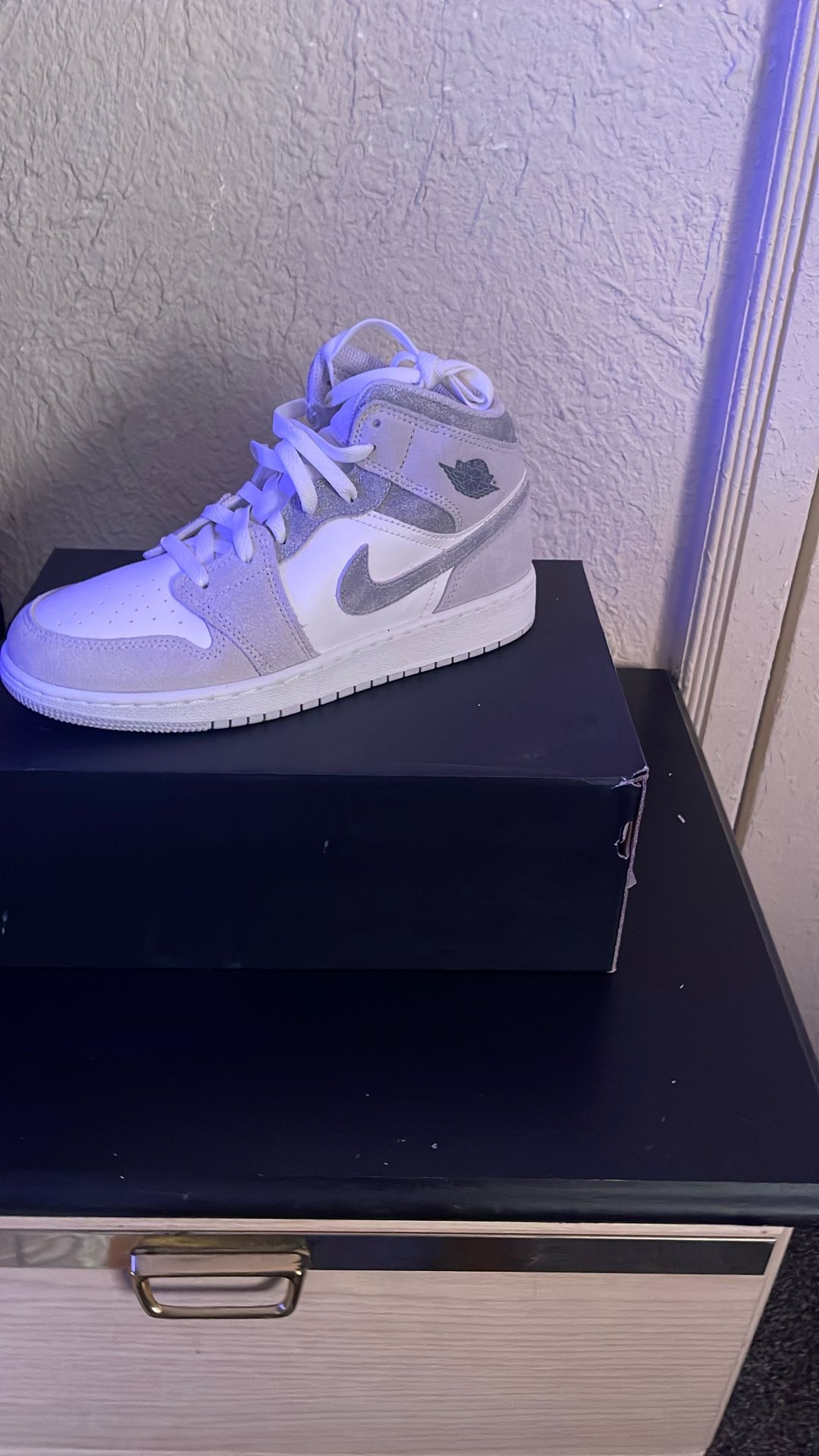 ***BRAND NEW AIR JORDAN MID SE (6youth)