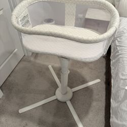 Halo swivel bassinet