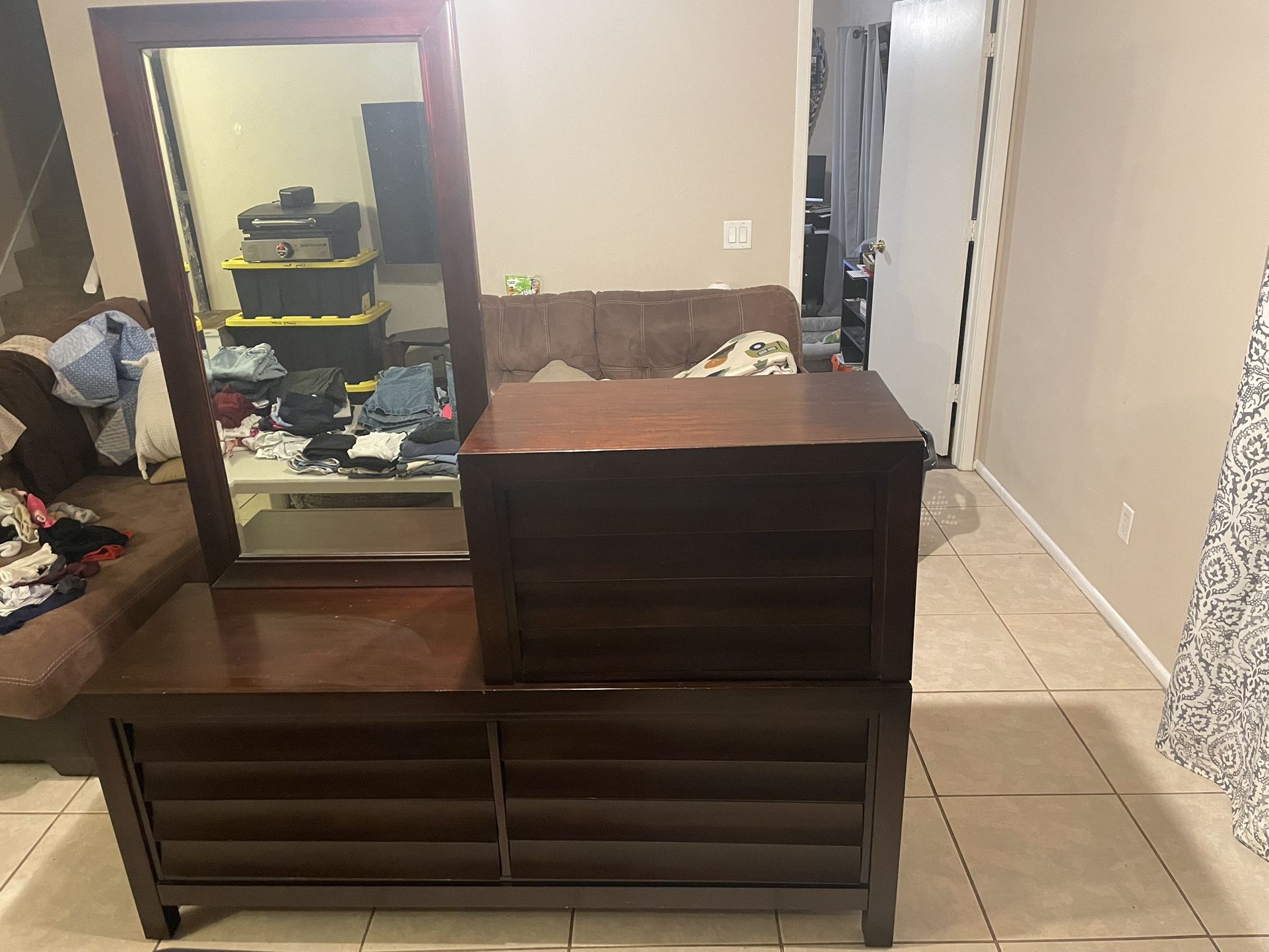 Dresser With Mirror