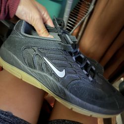 Black Nikes 6.5