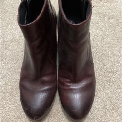 EUC maroon clarks artisian boots size 8.5 Womens