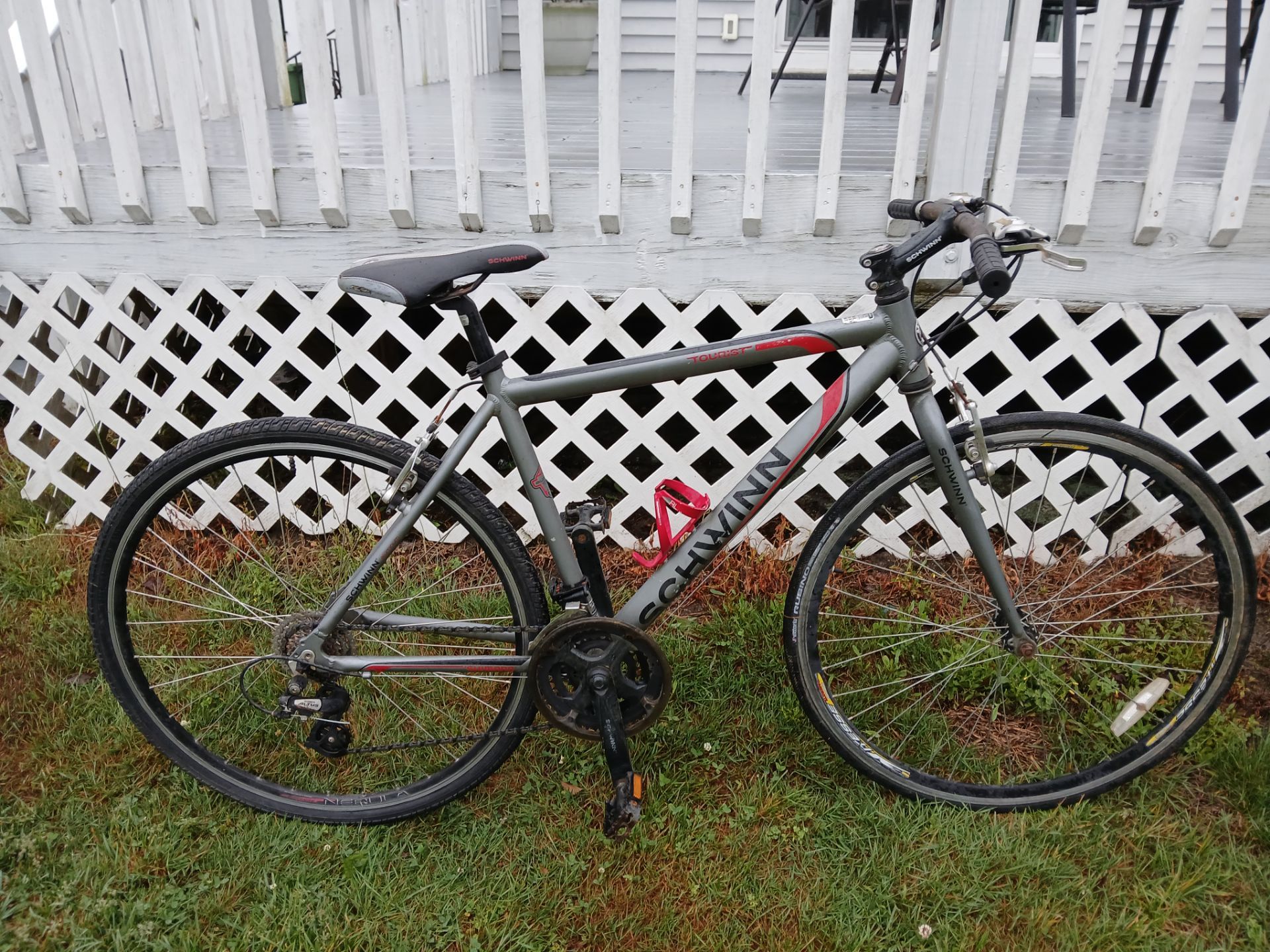 Schwinn 28 inch hybrid multi-speed road bike ready to ride
