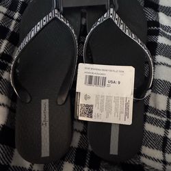 Fashionable sandals size 9
