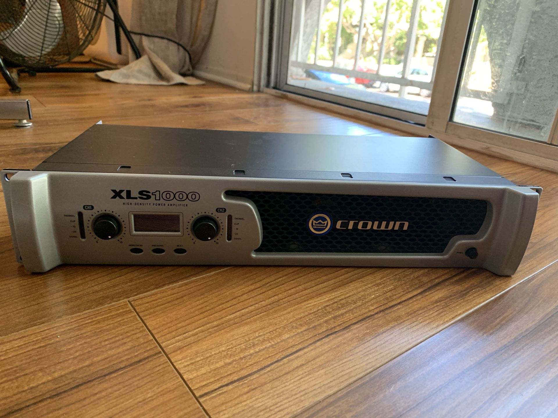 Crown XLS 1000 Amplifier