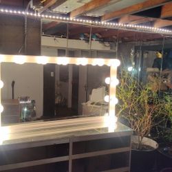 Lighted Hollywood Vanity Mirror