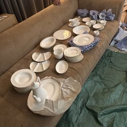 Royal Worcester “Strathmore” Fine Bone China – Full 12 Place Settings + Serving Pieces