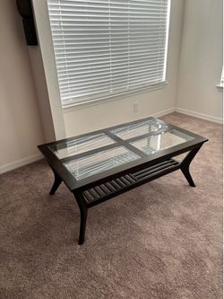 **GARAGE SALE - 2 DAYS ONLY** Coffee table and (2) end tables
