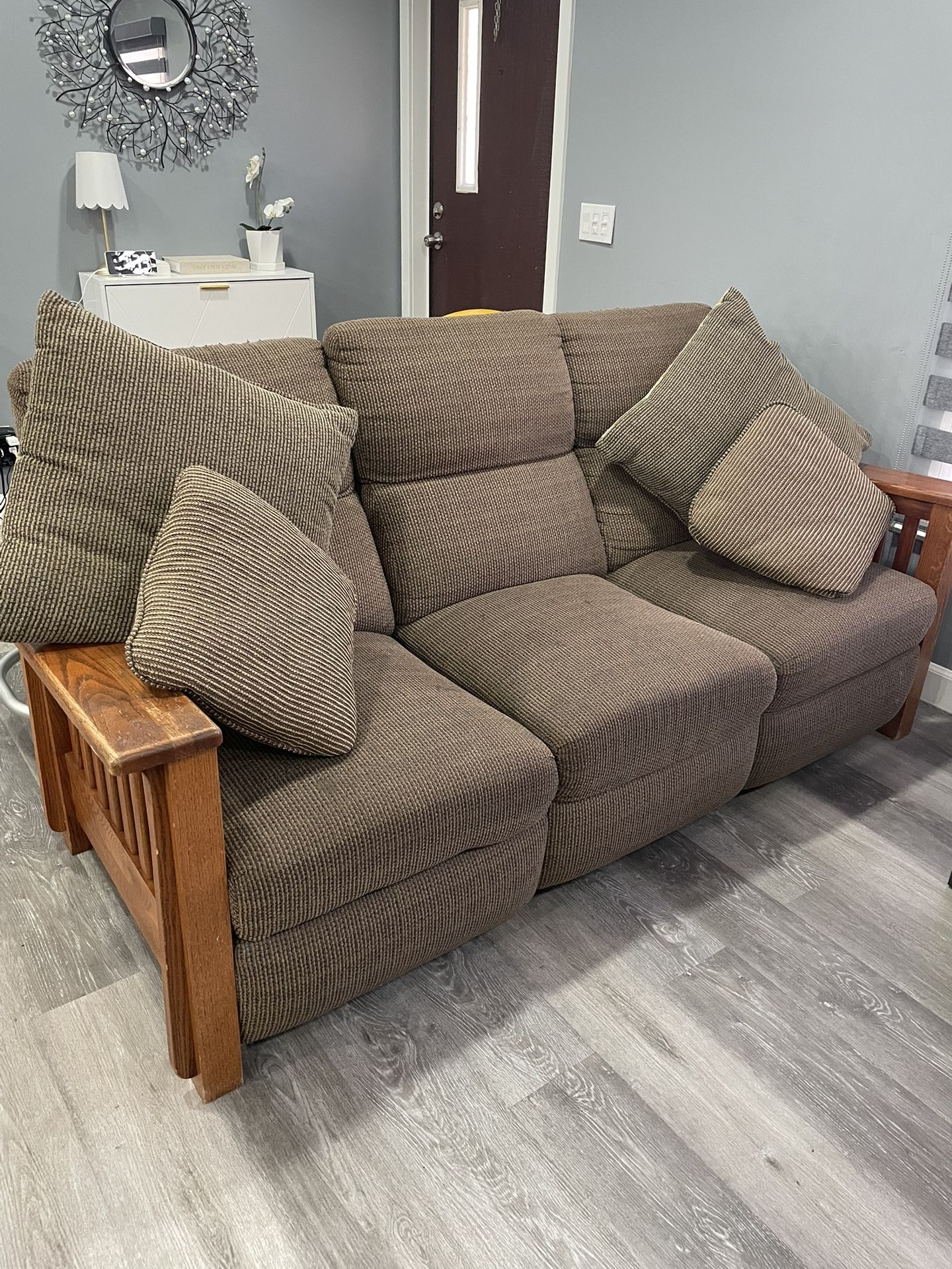 “ Beautiful classic farmhouse recliner “