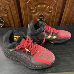 Black and red men’s “ Derrick Rose” tennis shoes size 71/2.