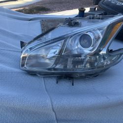 2010 Nissan Driverside Headlight