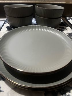 Dinnerware set of 12