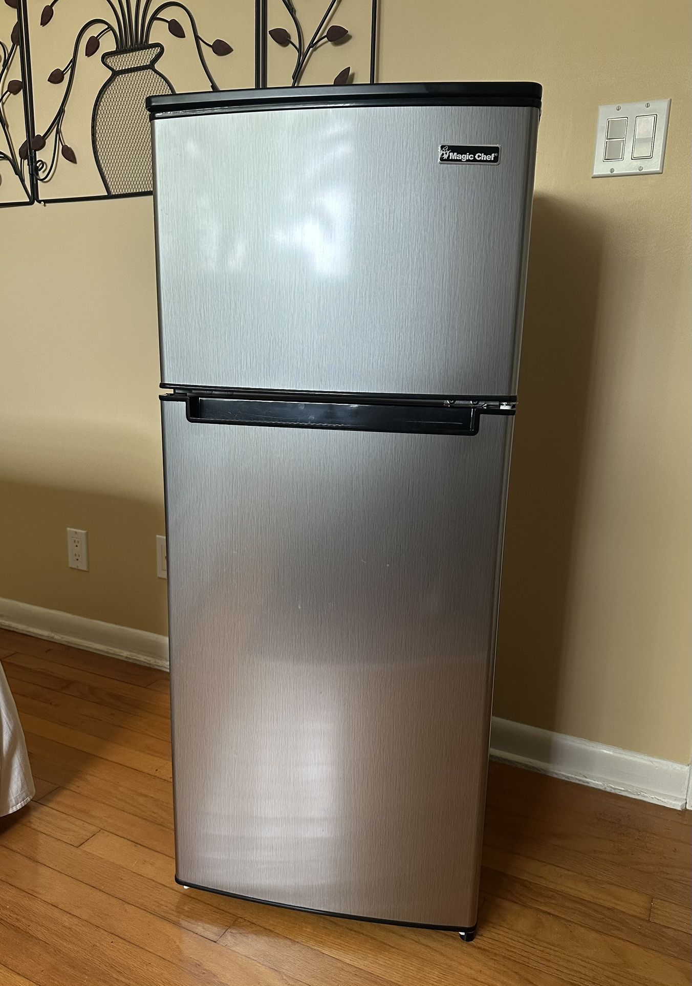 Magic Chef 4.5 Cu.ft. Refrigerator- Pristine Condition!