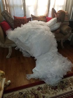 STUNNING WEDDING DRESS SIZE 6.NEW.
